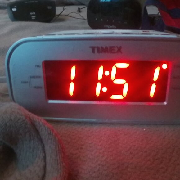 Timex AM/FM Dual Alarm Clock Radio 1.2" Red Display & Line-In T231Y - Picture 3 of 6